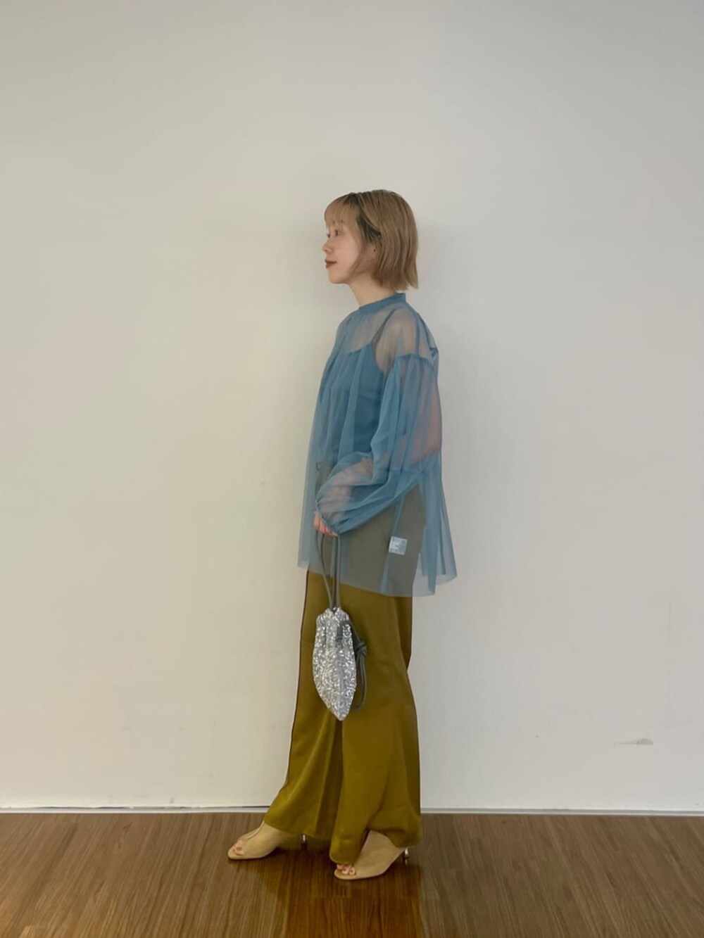 シルバー系のショルダーバッグ、ベージュ系のサンダル、ブルー系のシャツ/ブラウスを着用したレディースの秋コーディネートの2枚目の写真