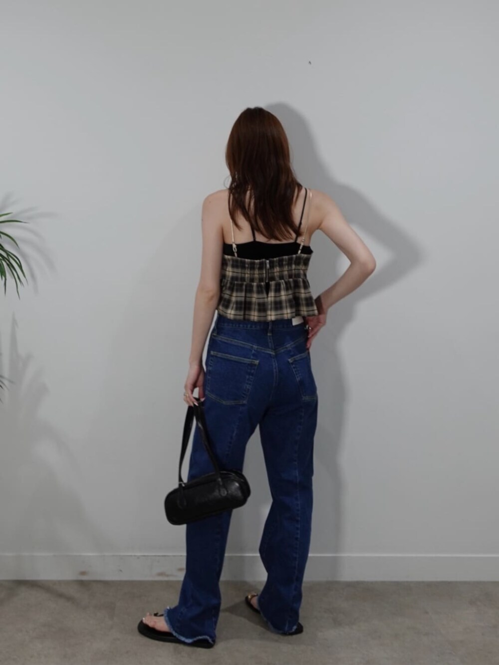ブルー系のデニムパンツ、ベージュ系のタンクトップを着用したレディースの夏コーディネートの4枚目の写真