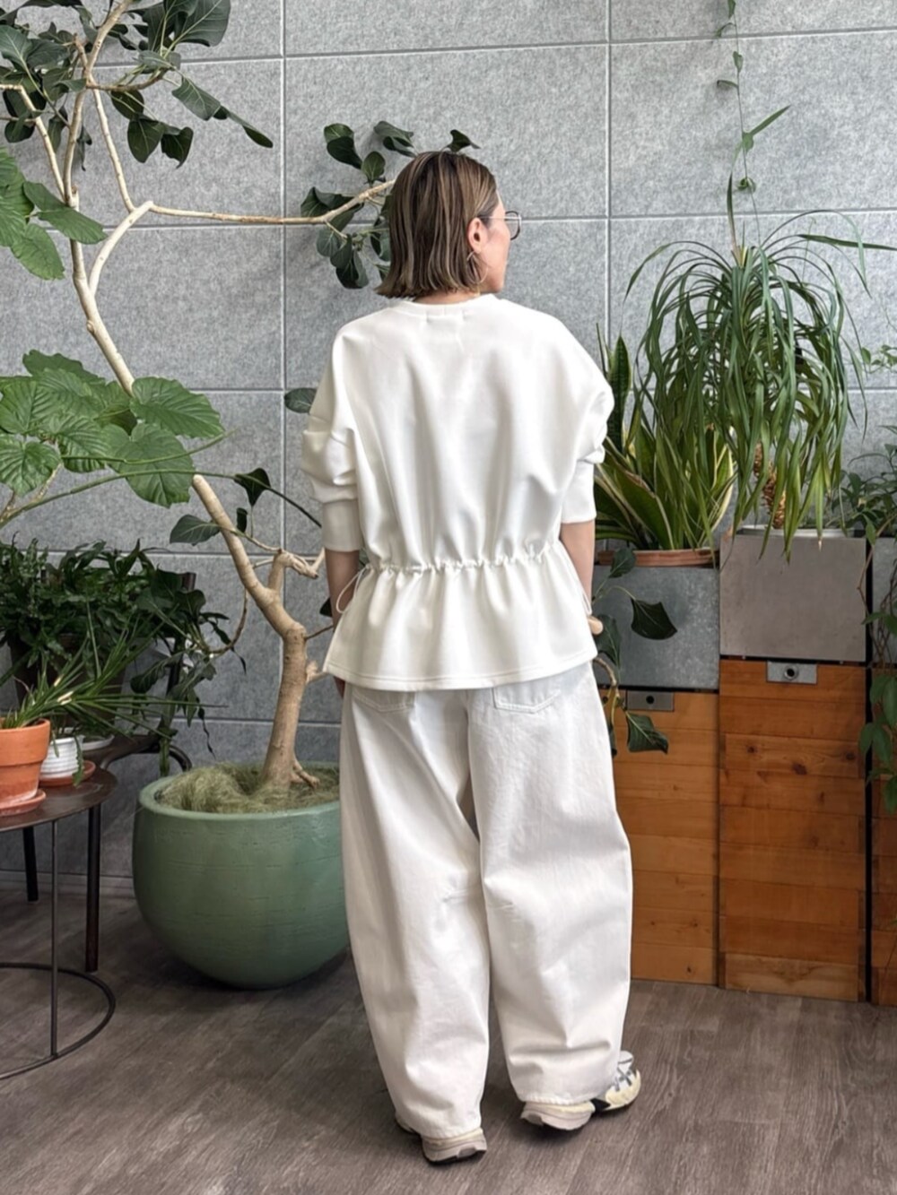 ホワイト系のデニムパンツ、ホワイト系のTシャツ/カットソーを着用したレディースの春コーディネートの3枚目の写真