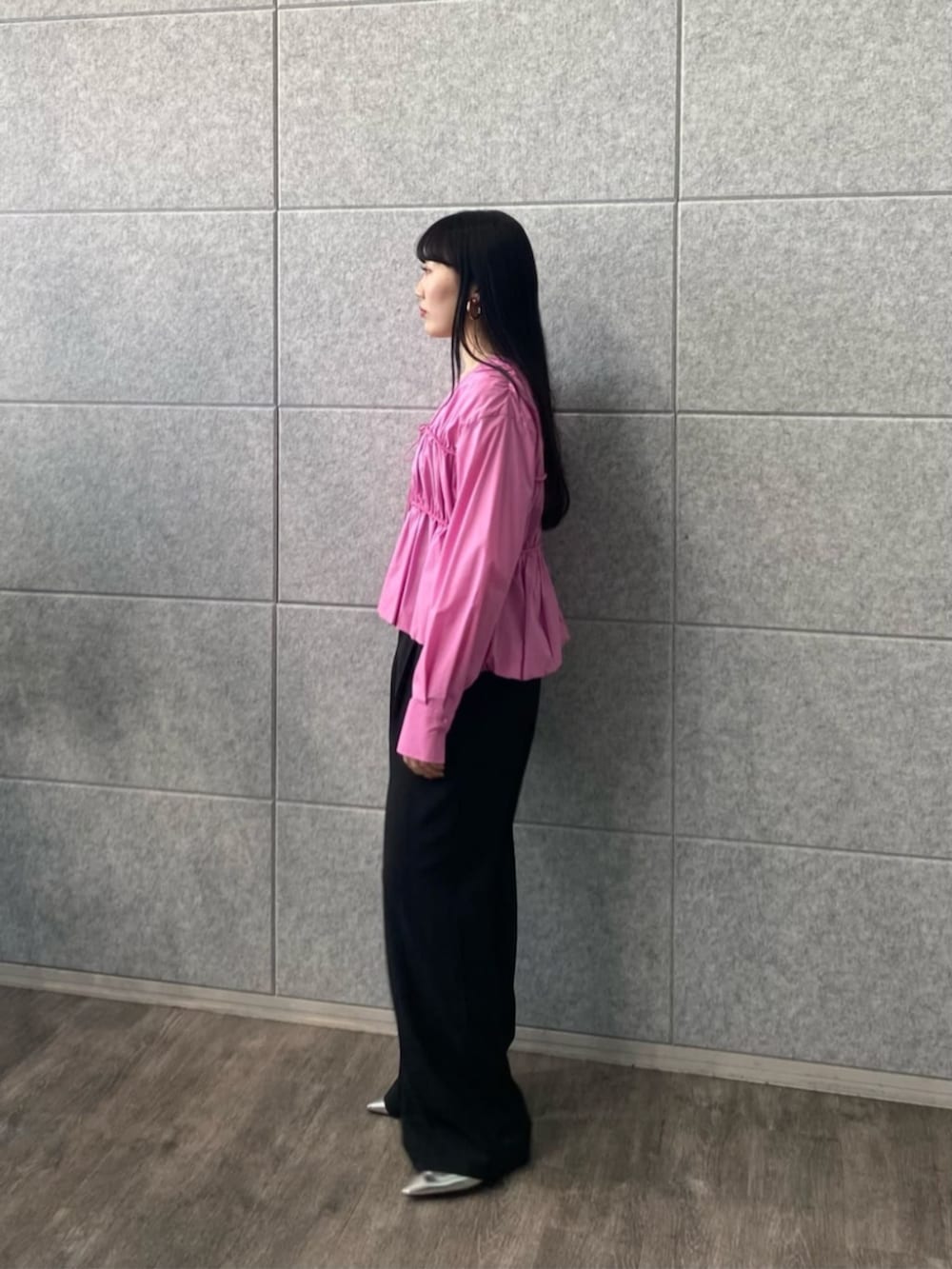 ブラック系のその他パンツ、ピンク系のシャツ/ブラウスを着用したレディースの春コーディネートの2枚目の写真