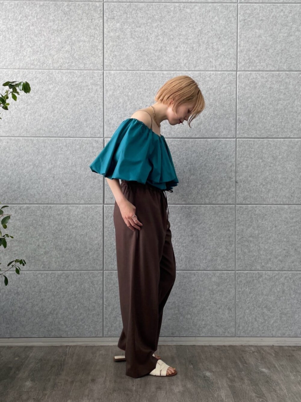 ブラウン系のその他パンツ、グリーン系のシャツ/ブラウスを着用したレディースの夏コーディネートの3枚目の写真