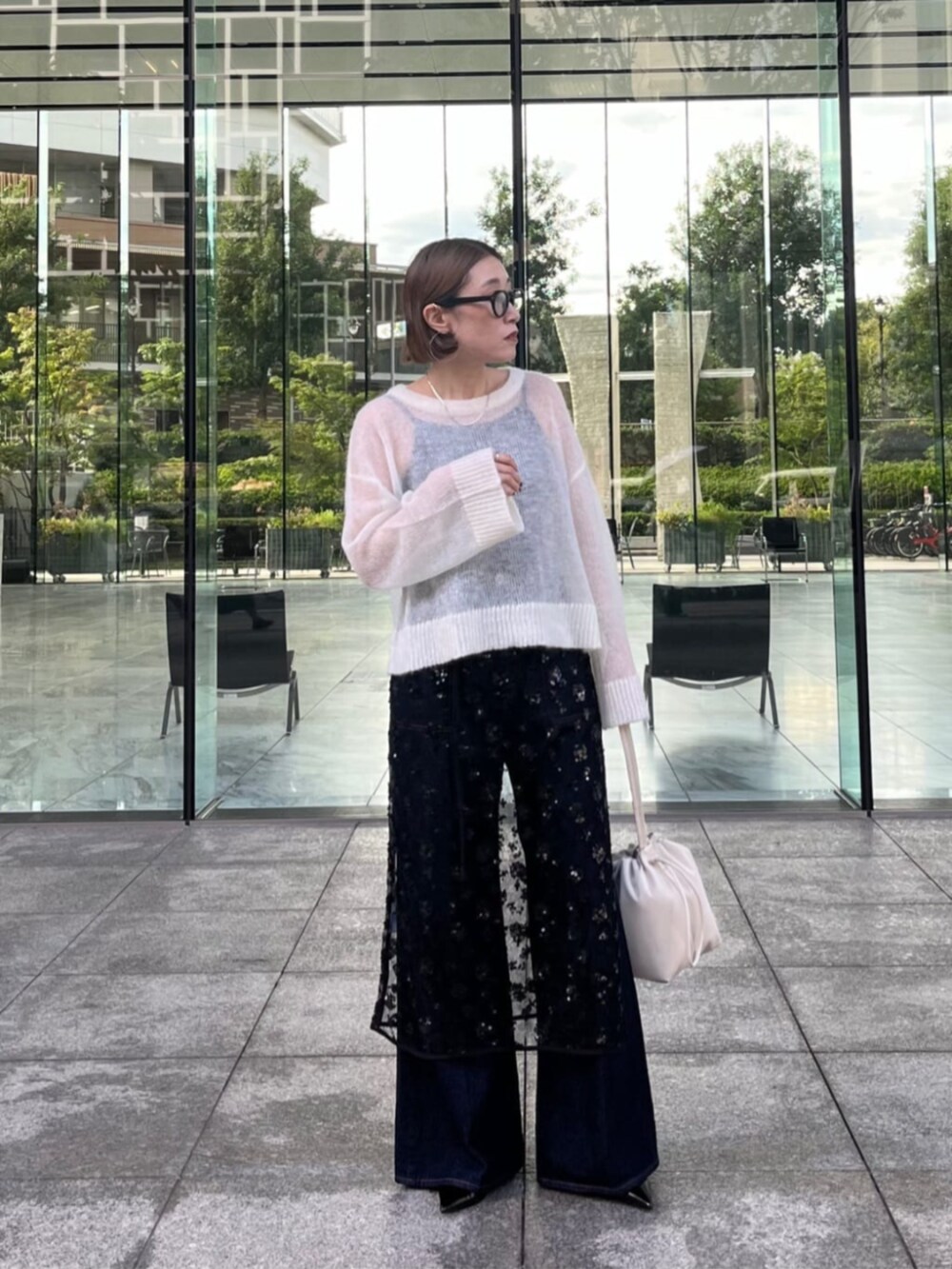 ブラック系のその他パンツ、ブラック系のスカート、ホワイト系のニット/セーターを着用したレディースの秋コーディネートの3枚目の写真