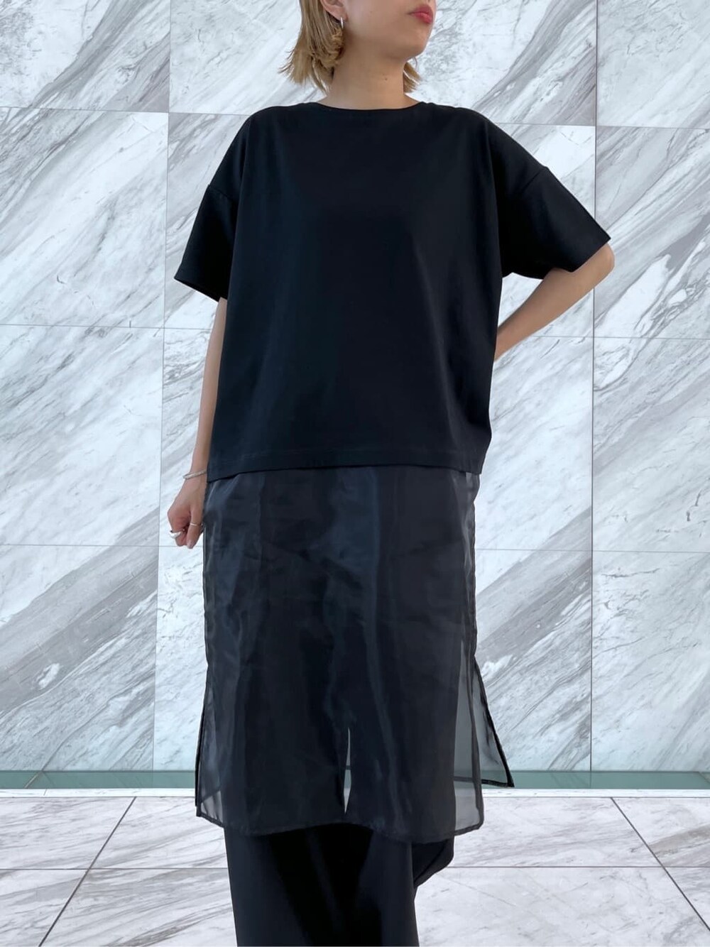 ブラック系のTシャツ/カットソー、ブラック系のその他パンツを着用したレディースの夏コーディネートの5枚目の写真