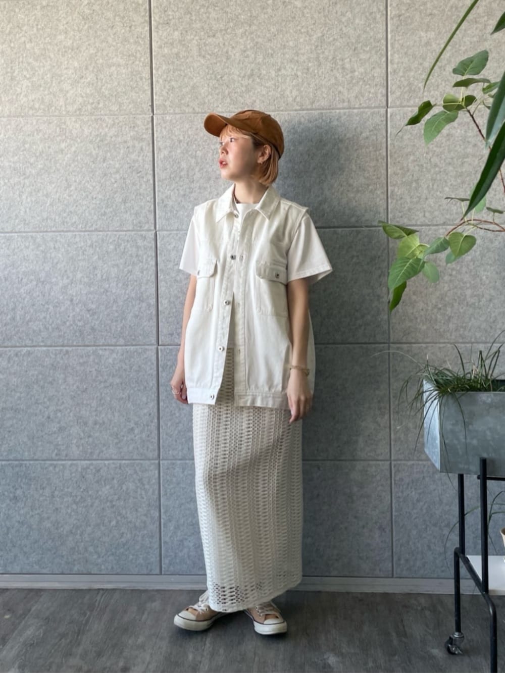 ホワイト系のデニムジャケット、ホワイト系のTシャツ/カットソー、ホワイト系のスカートを着用したレディースの春コーディネートの2枚目の写真