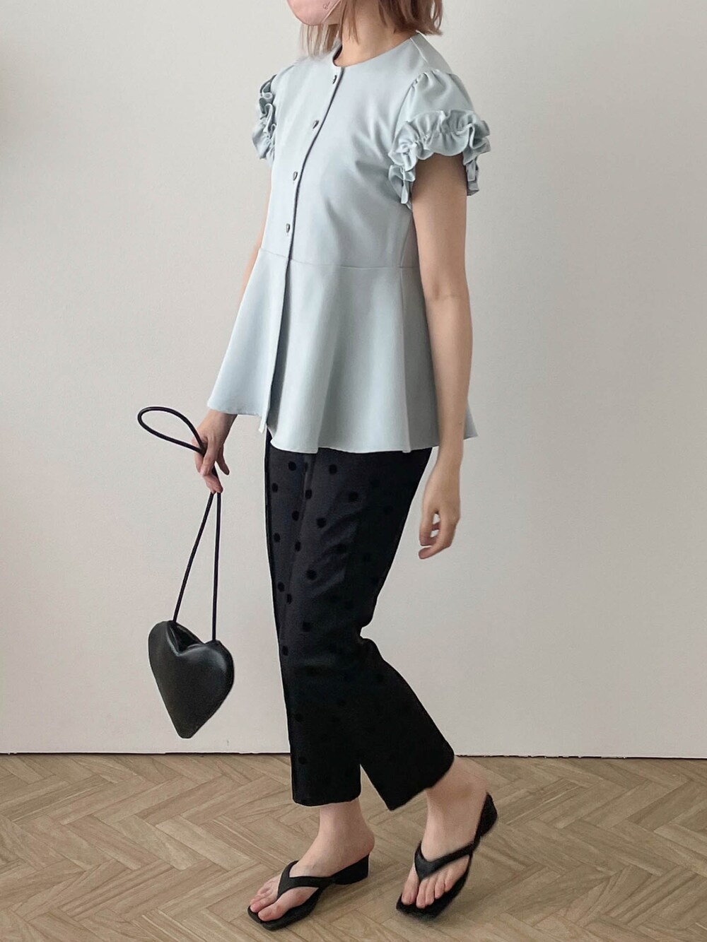 その他のその他パンツ、ブルー系のシャツ/ブラウスを着用したレディースの夏コーディネートの3枚目の写真