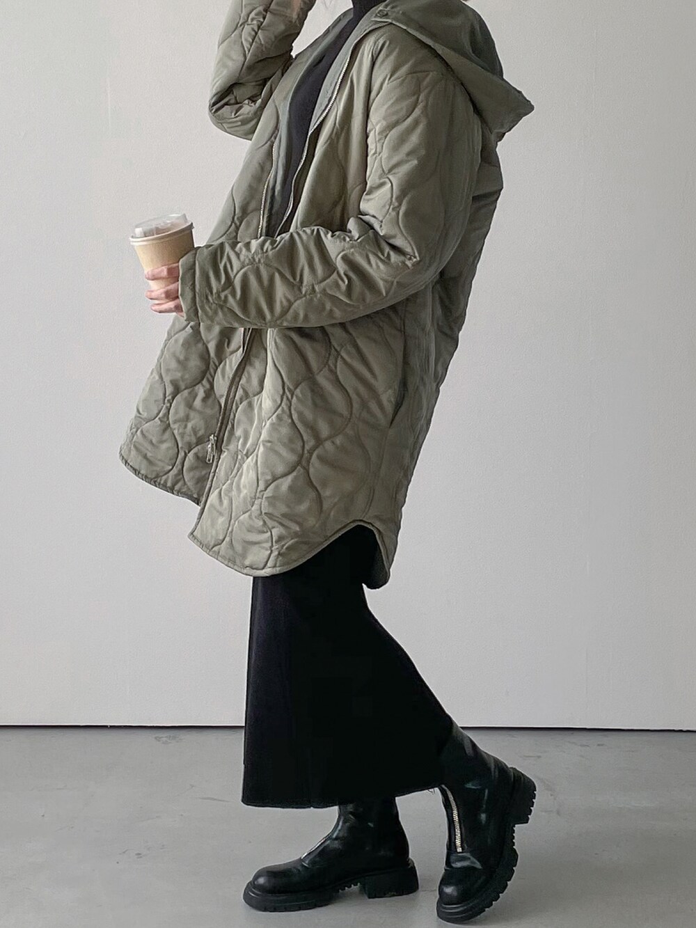 「秋冬コーデ、大人カジュアル、ワンピース、キルティング、ブーツ、あったかコーデ、ハイトーンカラー、フード、フードコート、今日のコーデ、lagemme」｜「La-gemmeのアイテム（ジャケット/アウター、グリーン系）」を使った、yuiさん（骨格ウェーブ・レディース・164cm）の冬コーディネートの2枚目の写真