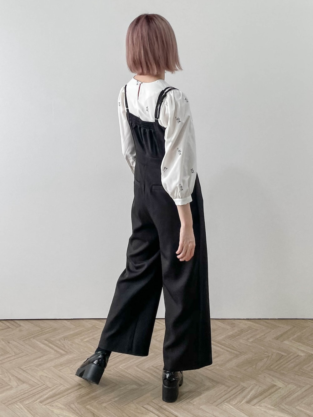 「大人カジュアル、春ファッション、春夏コーデ、シンプルコーデ、今日のコーデ、お出かけコーデ、休日スタイル、サロペット、ショートヘア、花柄、ブラウス、レイヤードスタイル、AMELY、lagemme」｜「La-gemmeの花柄刺繍ブラウス（シャツ/ブラウス、ホワイト系）」を使った、yuiさん（骨格ウェーブ・レディース・164cm）の春コーディネートの2枚目の写真