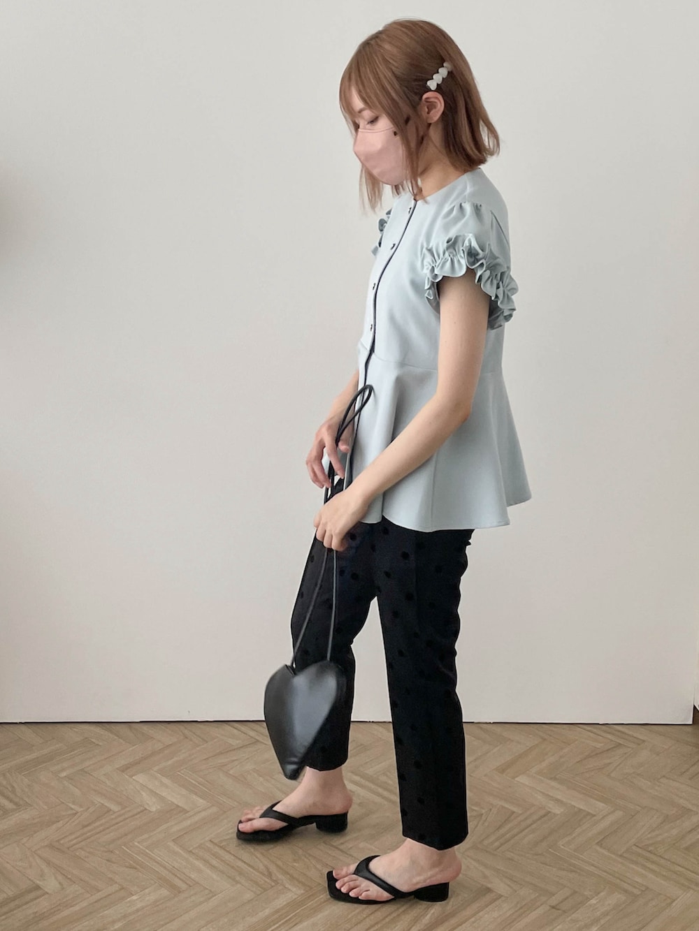 その他のその他パンツ、ブルー系のシャツ/ブラウスを着用したレディースの夏コーディネートの2枚目の写真