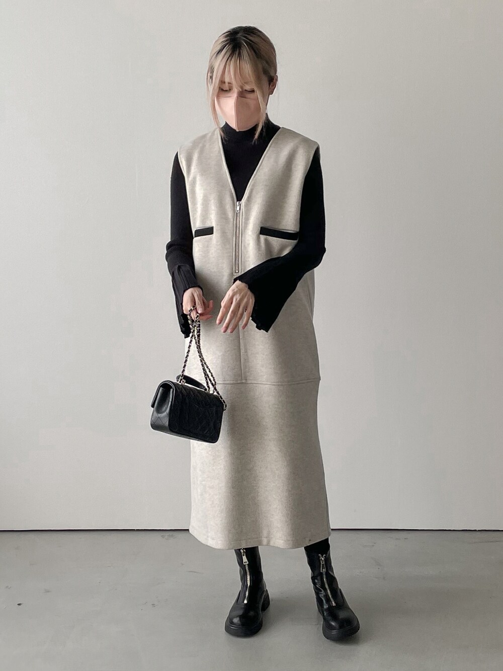 ベージュ系のスカートを着用したレディースの冬コーディネートの2枚目の写真