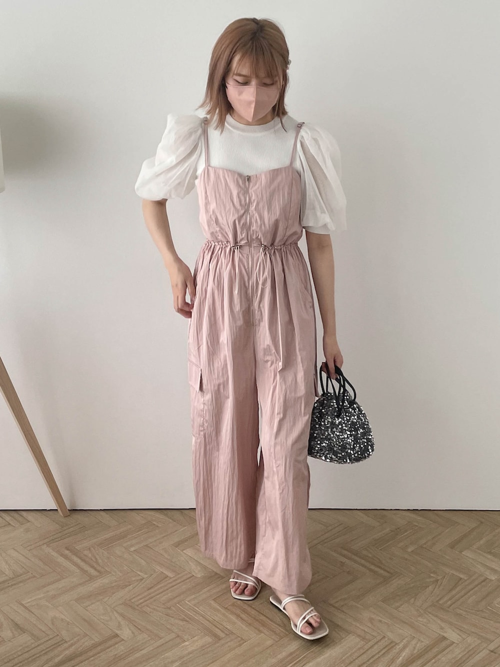 「オールインワン、夏コーデ、オトナカジュアル、休日スタイル、サンダルコーデ、今日のコーデ、夏、ピンク、AMELY、lagemme、シアー」｜「AMELYのフロントジップミリタリーサロペット（サロペット/オーバーオール、ピンク系）」を使った、yuiさん（骨格ウェーブ・レディース・164cm）の夏コーディネートの2枚目の写真