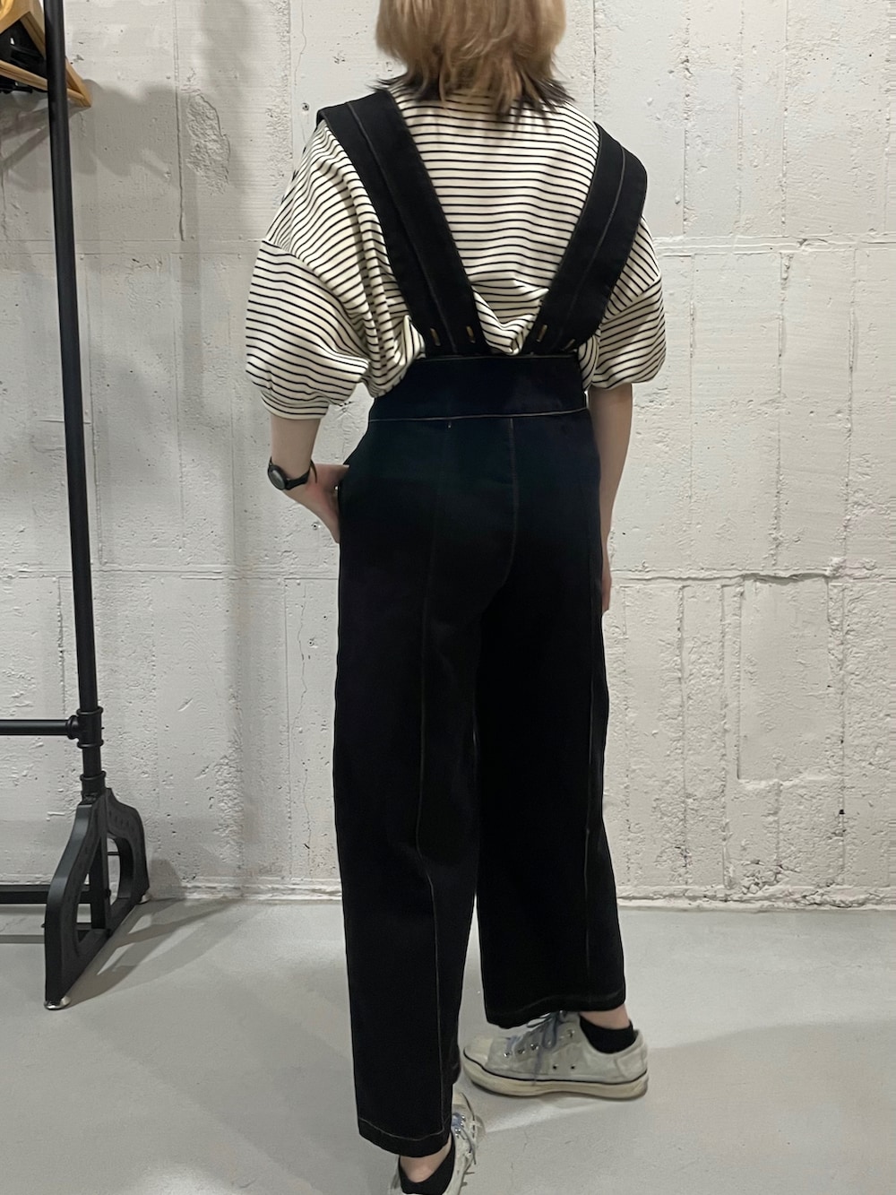 「スニーカー、converse、大人カジュアル、ボーダートップス、夏コーデ、デニムサロペット、おでかけコーデ、ハイトーンカラー、lagemme、amery」｜「La-gemmeのデニムオールインワン（つなぎ/オールインワン、ブラック系）」を使った、yuiさん（骨格ウェーブ・レディース・164cm）の夏コーディネートの2枚目の写真