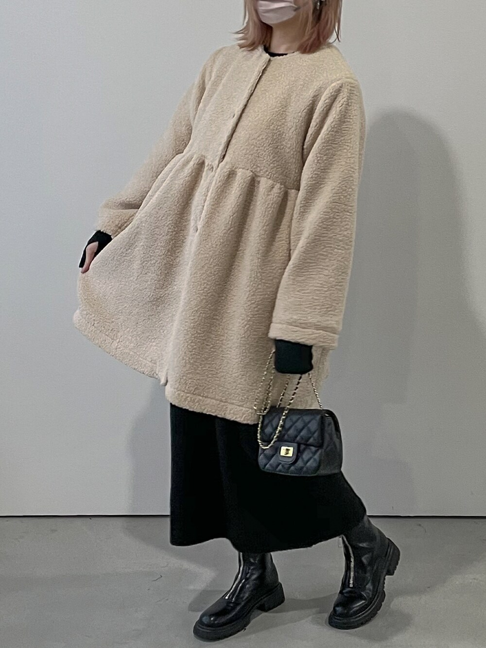 「ゆるコーデ、冬アウター、冬コーデ、ぺプラム、ボア、ブーツ、sugarbisket、もこもこ、オトナカワイイ、ハイトーンカラー、lagemme、ノーカラーコート、おでかけコーデ」｜「SUGAR BISKETのペプラムボアコート（ダウンジャケット/コート、ベージュ系）」を使った、yuiさん（骨格ウェーブ・レディース・164cm）の冬コーディネートの2枚目の写真