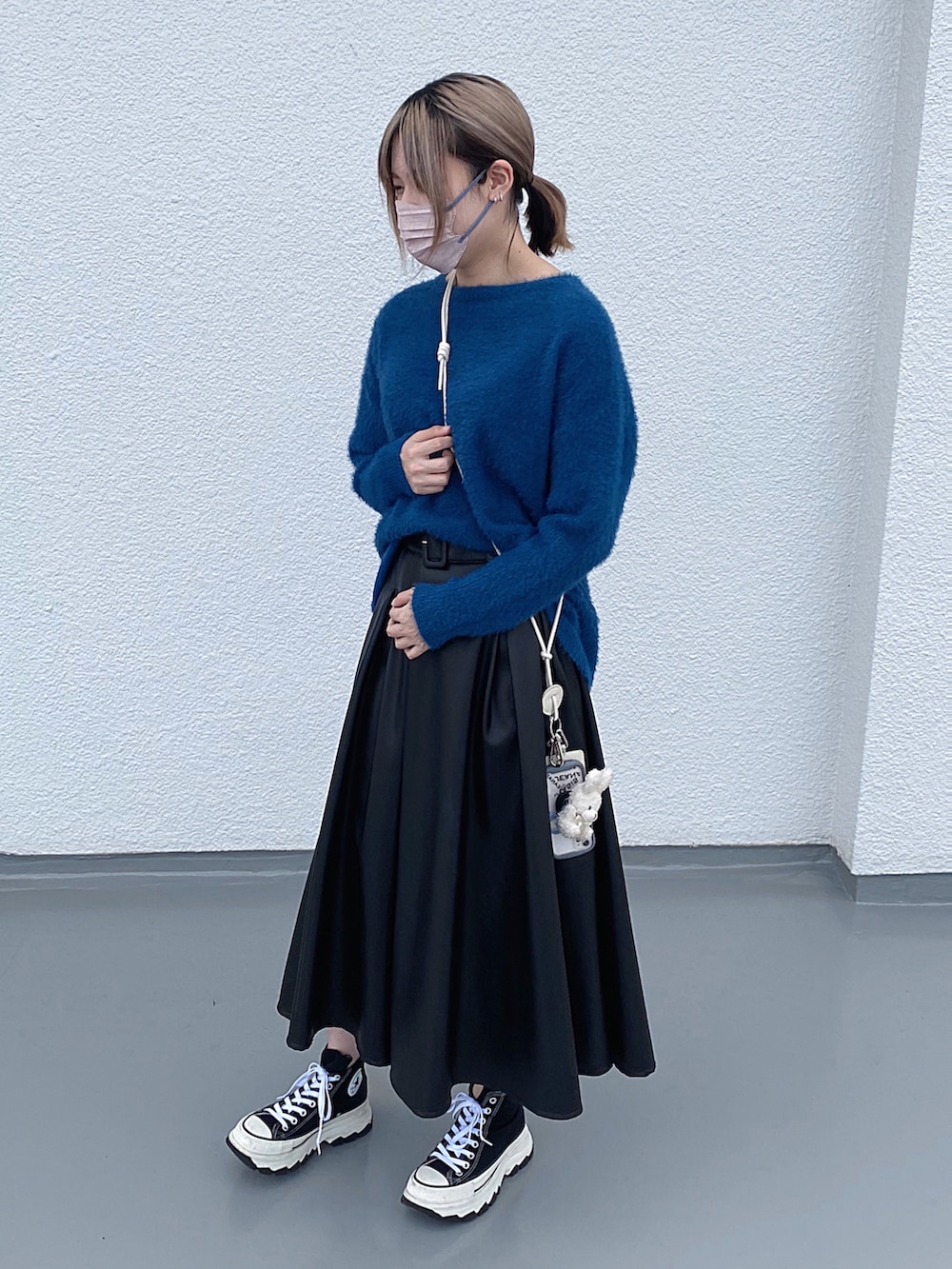 「秋服まるっと大公開、秋のコーデ、秋冬コーデ、大人カジュアル、レザースカート、ニット、シンプルコーデ、lagemme、sugarbisket、converse、ブルー、ハイトーンカラー」｜「La-gemmeのファーニットプルオーバー（ニット/セーター、ブルー系）」を使った、yuiさん（骨格ウェーブ・レディース・164cm）の秋コーディネートの2枚目の写真