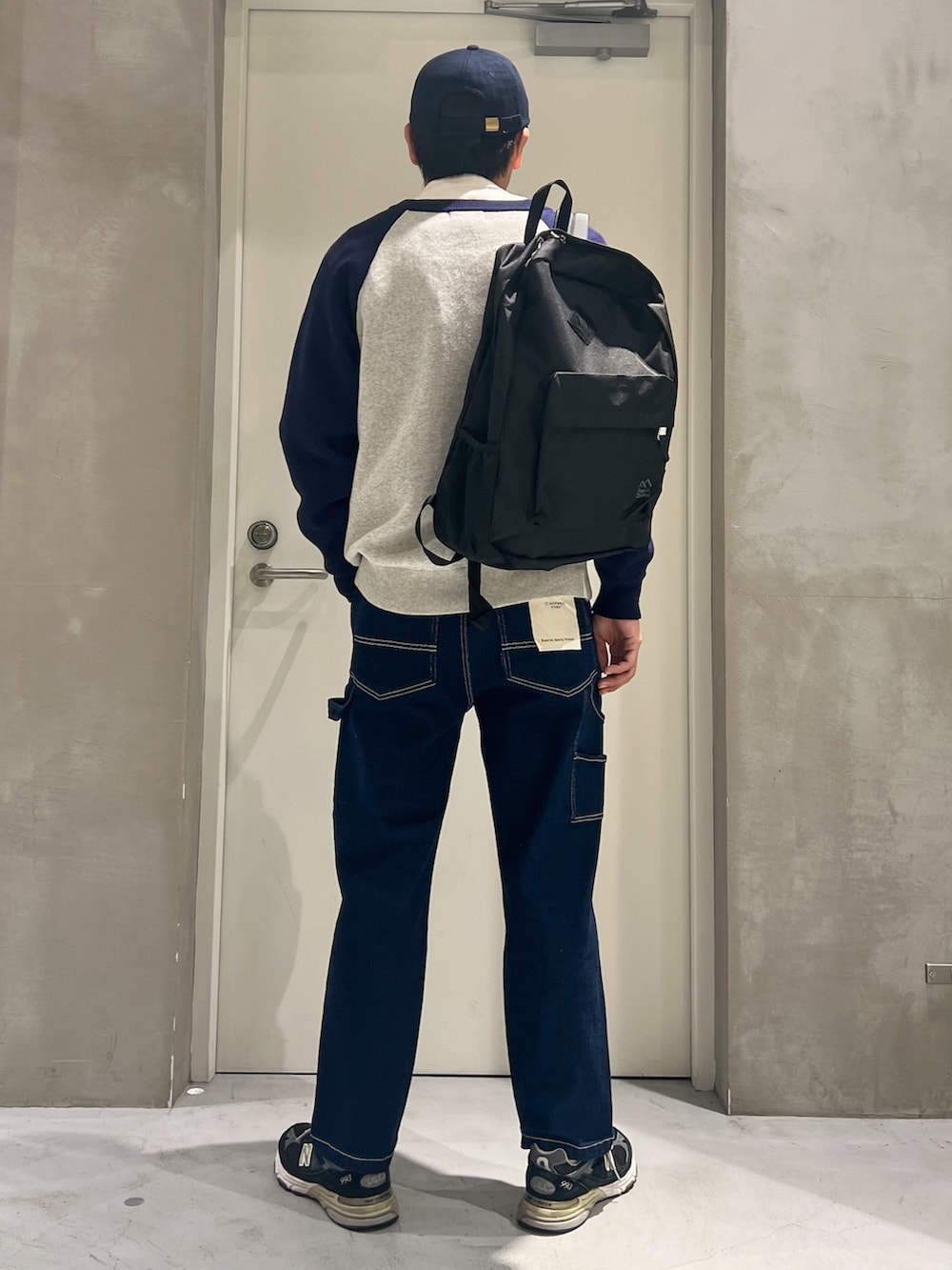 「重ね着ベストシーズン、休日スタイル、スニーカー、デニム、ニット、キャップ、ストリート、ビッグシルエット、レイヤードスタイル、お出かけコーデ、大人カジュアル、秋コーデ、デニムパンツ、カジュアルコーデ、ゆるコーデ」｜「Franklin Climbingの【Franklin Climbing】MELTON LOGO CAP（キャップ、ブルー系）」を使った、しょーへーさん（メンズ・175cm）の秋コーディネートの2枚目の写真