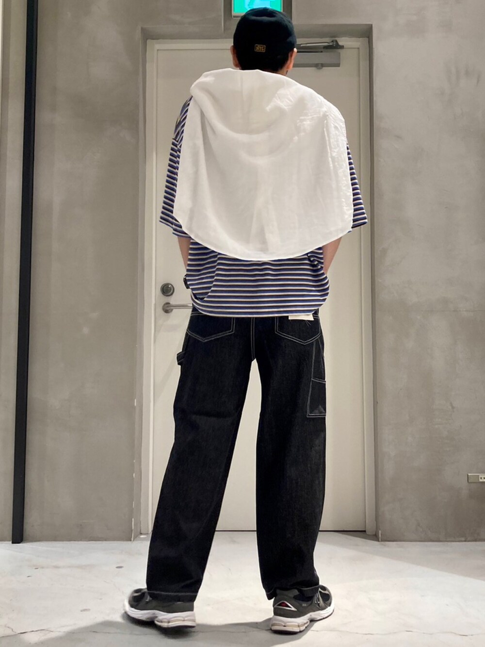 ブラウン系のTシャツ/カットソー、ホワイト系のシャツ/ブラウス、ブルー系のデニムパンツを着用したメンズの夏コーディネートの3枚目の写真