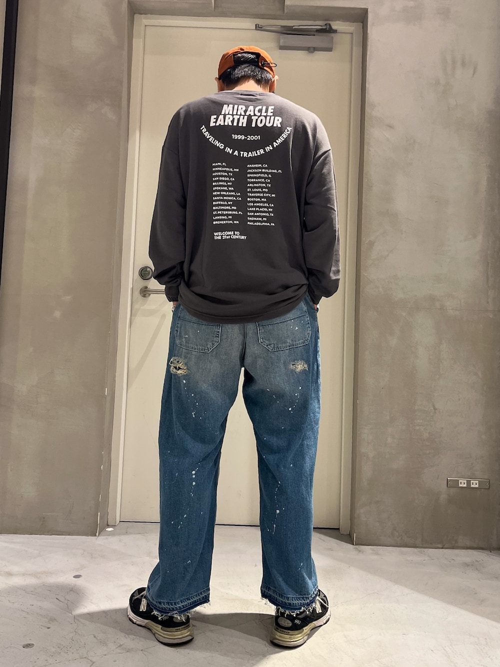 「デニム、モノトーン、ストリート、秋服準備はじめました、ロゴT、休日スタイル、古着MIX、ロンT、スニーカー、大人コーデ、ワイドデニム、秋冬コーデ、デニムパンツ、古着、リラックススタイル」｜「CIAOPANIC TYPYの【ユニセックス】ソフトタッチプリントドロストロンTee（Tシャツ/カットソー、グレー系）」を使った、しょーへーさん（メンズ・175cm）の夏コーディネートの2枚目の写真