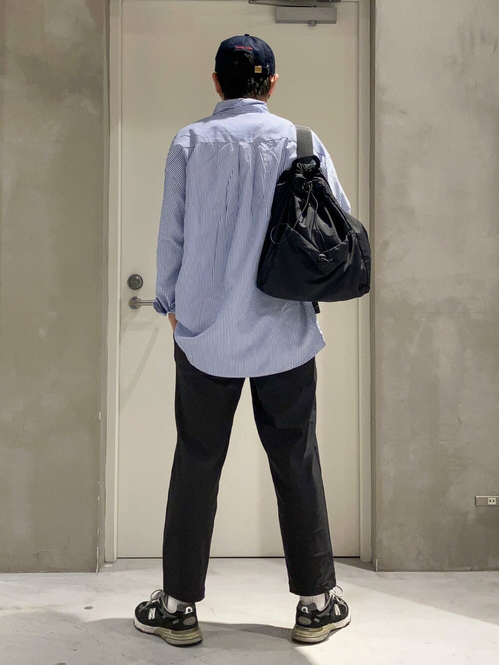 「ショルダーバッグ、秋服準備はじめました、スラックス、韓国ファッション、休日スタイル、スニーカー、ストリート、きれいめカジュアル、シャツスタイル、キャップ、ビッグシルエット、キレイめ、リラックススタイル、秋冬コーデ、大人コーデ」｜「U.S. POLO ASSN.の【U.S. POLO ASSN/ユーエスポロアッスン】ワンポイント刺繍ツイルキャップ（キャップ、ブルー系）」を使った、しょーへーさん（メンズ・175cm）の秋コーディネートの2枚目の写真