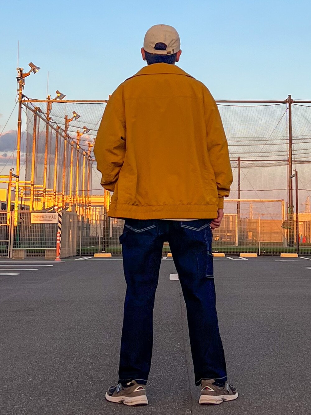 「ベージュ、ジャケットスタイル、お出かけコーデ、アウトドアスタイル、ワイドパンツ、休日スタイル、ストリート、スニーカー、デニム、ニット、キャップ、秋冬コーデ、オトナカジュアル、カジュアルコーデ、ワイドデニム」｜「Franklin Climbingの【Franklin Climbing】バイカラーCAP（キャップ、ホワイト系）」を使った、しょーへーさん（メンズ・175cm）の秋コーディネートの2枚目の写真
