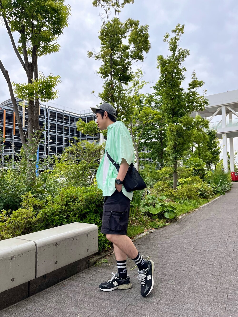 グリーン系のシャツ/ブラウス、ブラック系のショルダーバッグ、ホワイト系のTシャツ/カットソーを着用したメンズの夏コーディネートの2枚目の写真