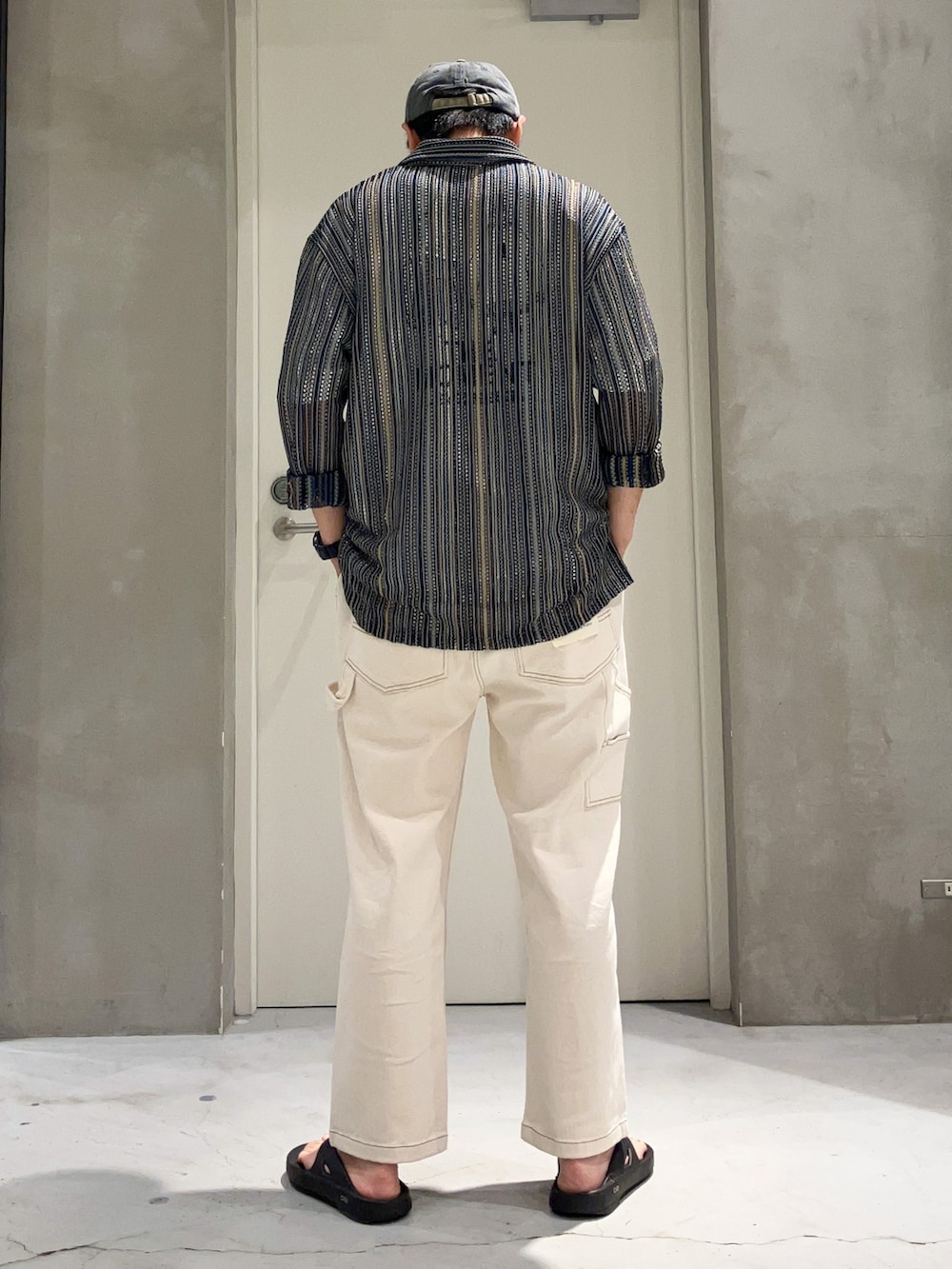 「モノトーン、シャツスタイル、ストリート、淡色コーデ、秋服準備はじめました、ロゴT、レイヤードスタイル、カラー×コーデ、休日スタイル、きれいめカジュアル、デニム、ビッグシルエット、韓国ファッション、大人カジュアル、カジュアル」｜「COBRA CAPSのアイテム（キャップ、グレー系）」を使った、しょーへーさん（メンズ・175cm）の夏コーディネートの2枚目の写真