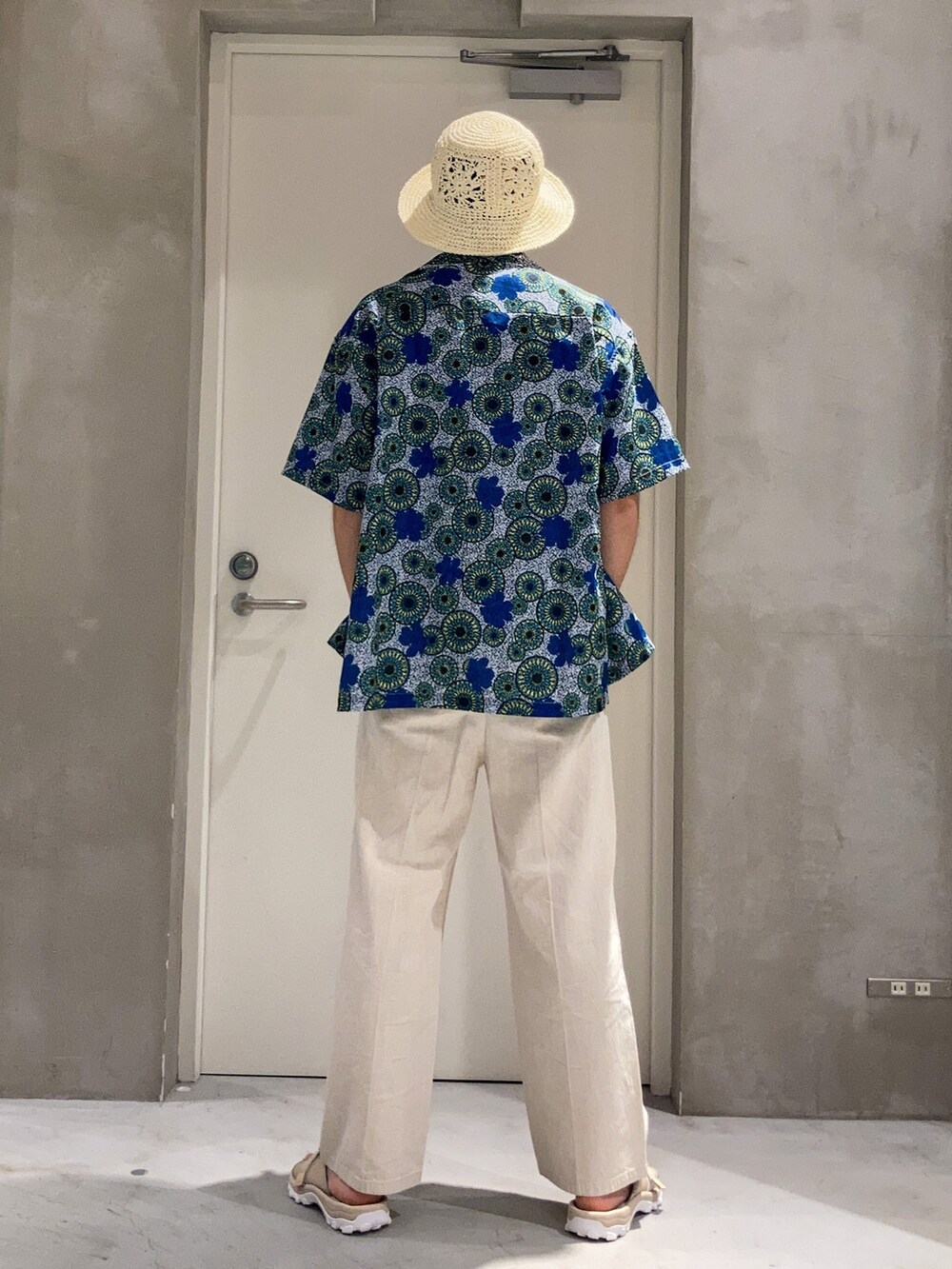 「夏コーデ、休日スタイル、麦わら帽子、デニム、プチプラ、ストリート、みんなの白Tフェス、ビッグシルエット、韓国ファッション、お出かけコーデ、柄シャツ、夏セールで買いました、大人カジュアル、タックイン、サンダル」｜「CIAOPANIC TYPYのクロシェペーパーハット（ハット、ホワイト系）」を使った、しょーへーさん（メンズ・175cm）の夏コーディネートの2枚目の写真