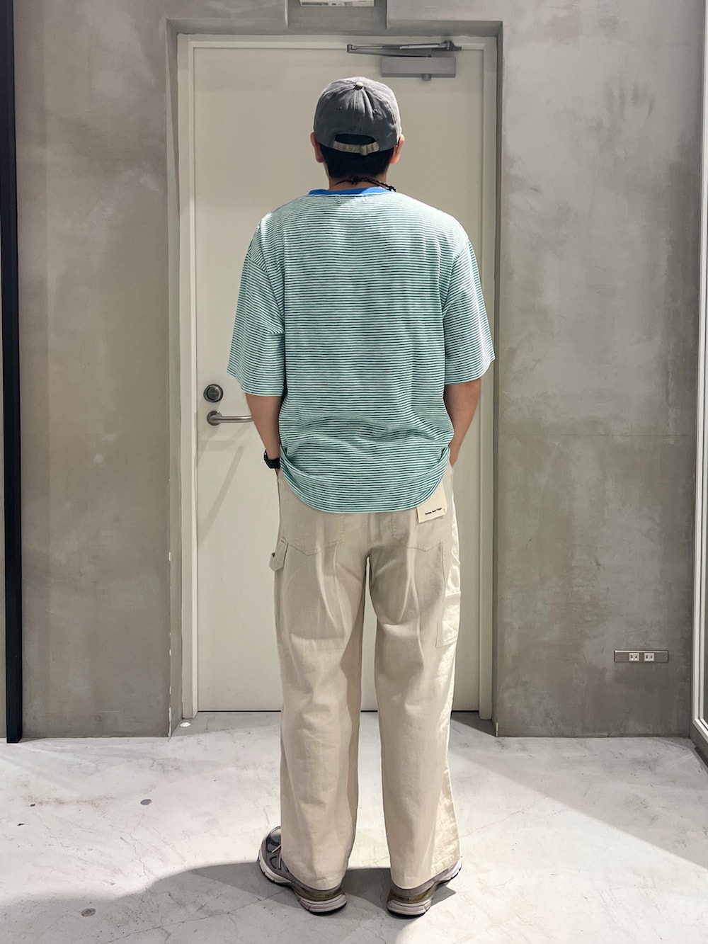 「キャップ、リネン、夏だ！Tシャツ着よう！、白パンツ、スニーカー、夏コーデ、休日スタイル、プチプラ、ビッグシルエット、このスタイルがお気に入り、ゆるコーデ、ストリート、きれいめカジュアル、リラックススタイル、ラフコーデ」｜「CIAOPANIC TYPYのレトロボーダービッグTee（Tシャツ/カットソー、ブルー系）」を使った、しょーへーさん（メンズ・175cm）の夏コーディネートの2枚目の写真