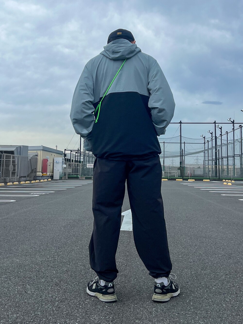 「レイヤードスタイル、カラー×コーデ、ミニバッグ、休日スタイル、スニーカー、ナイロンパンツ、キャップ、秋コーデ、ショルダーバッグ、リラックススタイル、カジュアル、秋のコーデ、シンプルコーデ、ゆるコーデ、お出かけコーデ」｜「STUSSYのアイテム（キャップ、ブラック系）」を使った、しょーへーさん（メンズ・175cm）の秋コーディネートの2枚目の写真