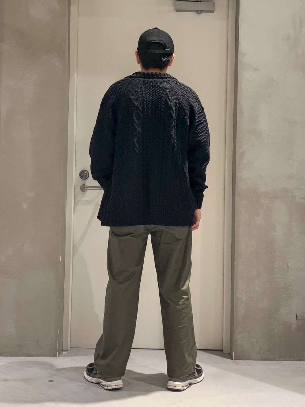 「休日スタイル、ロンT、スニーカー、きれいめカジュアル、重ね着ベストシーズン、キャップ、ニット、ストリート、カーディガン、モノトーン、ビッグシルエット、お出かけコーデ、オトナカジュアル、ワイドパンツ、ベイカーパンツ」｜「COMESANDGOESのアイテム（キャップ、ブラック系）」を使った、しょーへーさん（メンズ・175cm）の秋コーディネートの2枚目の写真