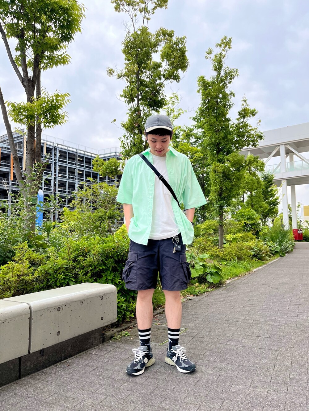 グリーン系のシャツ/ブラウス、ブラック系のショルダーバッグ、ホワイト系のTシャツ/カットソーを着用したメンズの夏コーディネートの4枚目の写真