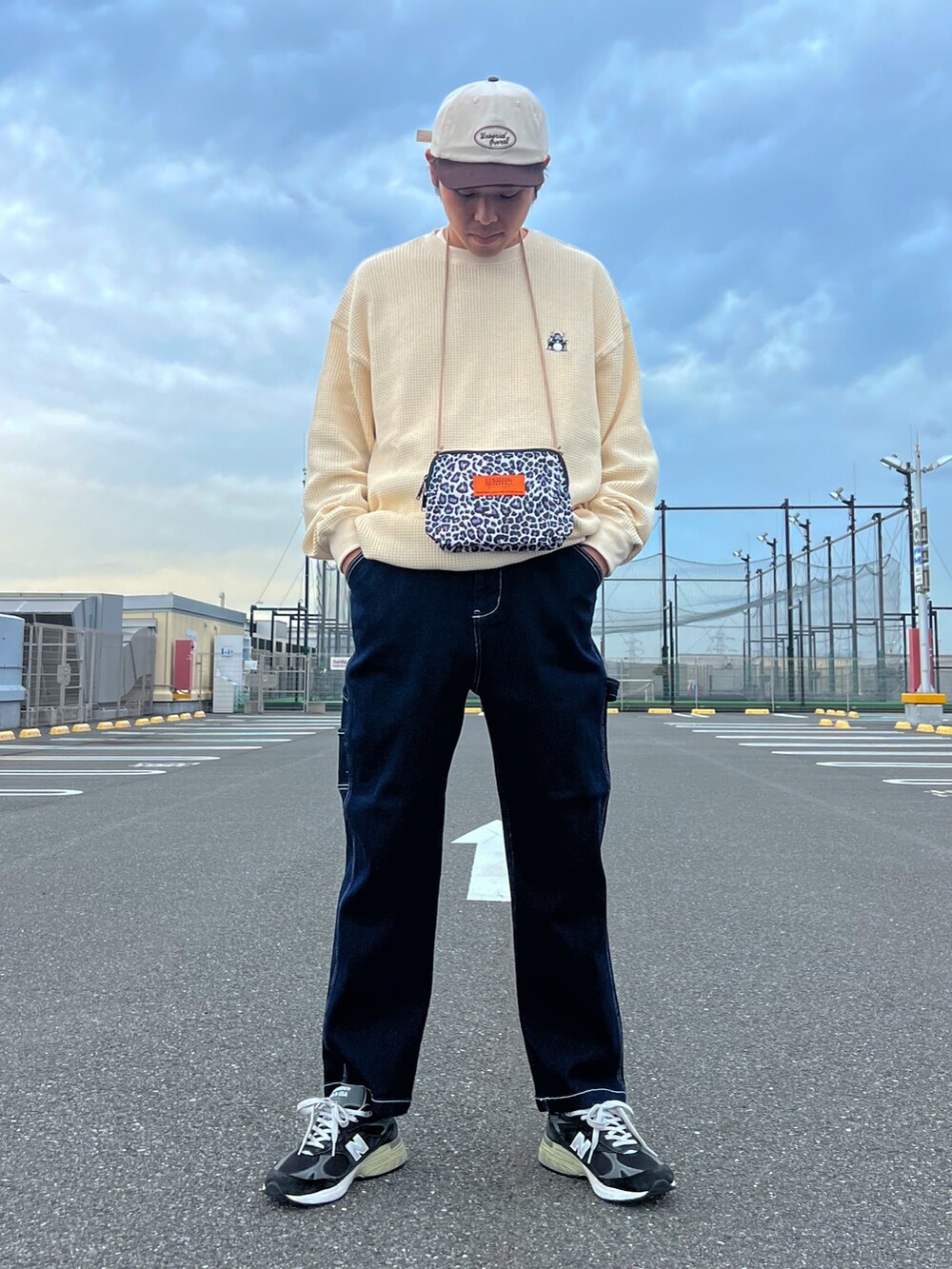 「ミニバッグ、韓国ファッション、休日スタイル、スニーカー、デニム、キャップ、ストリート、秋コーデ、ショルダーバッグ、オーバーサイズ、カジュアル、秋のコーデ、シンプルコーデ、ニット、ラフ」｜「UNIVERSAL OVERALLの【UNIVERSAL OVERALL】別注刺繍バイカラーショートバイザー（キャップ、ブラウン系）」を使った、しょーへーさん（メンズ・175cm）の秋コーディネートの2枚目の写真