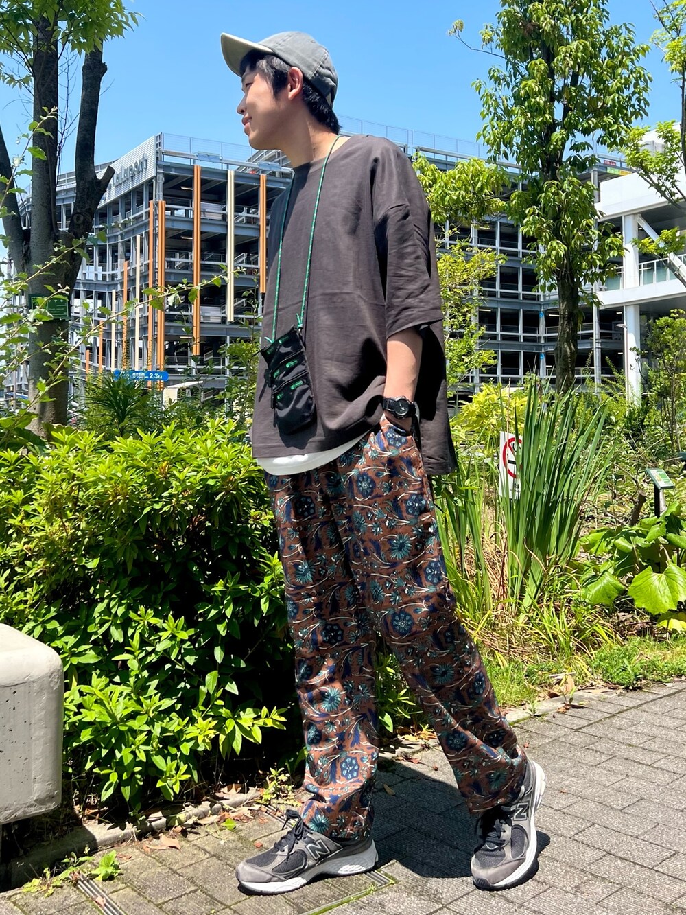 「韓国ファッション、ストリート、ミニバッグ、ビッグシルエット、レイヤードスタイル、お出かけコーデ、キャップ、リネン、夏だ！Tシャツ着よう！、スニーカー、ショルダーバッグ」｜「CIAOPANIC TYPYのリネンレーヨンアンサンブル布帛Tee（アンサンブル、グレー系）」を使った、しょーへーさん（メンズ・175cm）の夏コーディネートの2枚目の写真