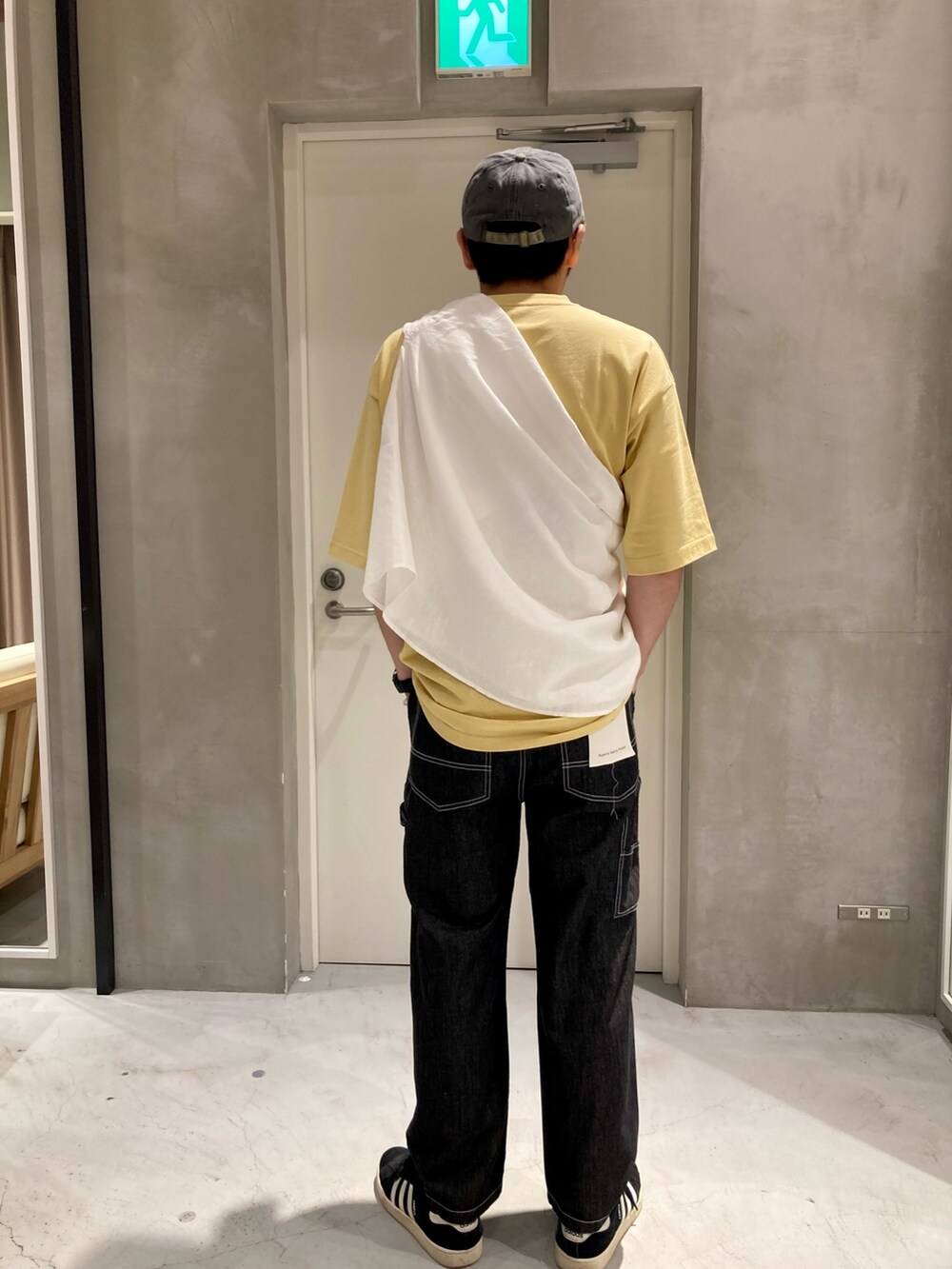 ホワイト系のシャツ/ブラウス、イエロー系のTシャツ/カットソー、ブラック系のデニムパンツを着用したメンズの夏コーディネートの3枚目の写真