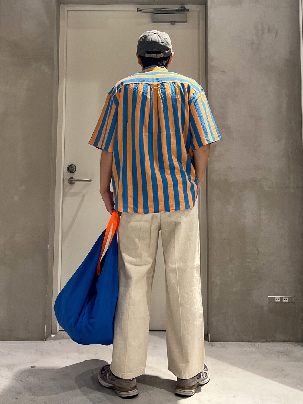 「スニーカー、夏コーデ、休日スタイル、デニム、プチプラ、ストリート、トートバッグ、ビッグシルエット、韓国ファッション、お出かけコーデ、柄シャツ、キャップ、夏セールで買いました、ラフコーデ、シャツスタイル」｜「CIAOPANIC TYPYの【なにわ男子　道枝駿佑さん着用】ウォッシャブルリネンバンドカラー半袖シャツ（シャツ/ブラウス、オレンジ系）」を使った、しょーへーさん（メンズ・175cm）の夏コーディネートの2枚目の写真