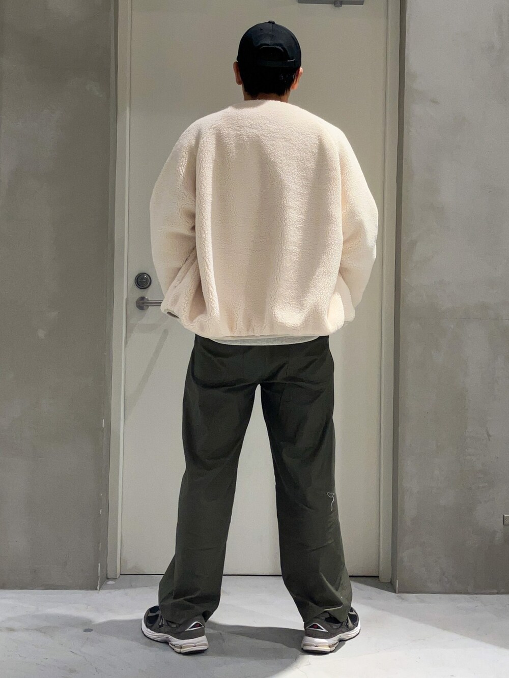 「休日スタイル、スニーカー、重ね着ベストシーズン、キャップ、ストリート、カーディガン、ベイカーパンツ、ビッグシルエット、レイヤードスタイル、スウェット、オトナカジュアル、ブルゾン、秋コーデ、秋服、ボアジャケット」｜「COMESANDGOESのアイテム（キャップ、ブラック系）」を使った、しょーへーさん（メンズ・175cm）の秋コーディネートの2枚目の写真