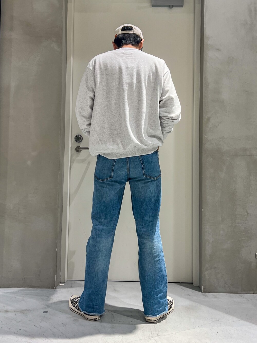 「ビッグシルエット、レイヤードスタイル、スウェット、お出かけコーデ、古着MIX、ファッションを楽しもう、デニム、スニーカー、大人カジュアル、オーバーサイズ、カジュアル、デニムパンツ、リラックススタイル、コンバース、キャップ」｜「UNIVERSAL OVERALLの【UNIVERSAL OVERALL】別注刺繍バイカラーショートバイザー（キャップ、グリーン系）」を使った、しょーへーさん（メンズ・175cm）の秋コーディネートの2枚目の写真
