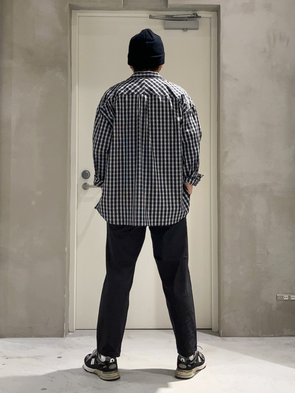 「秋服準備はじめました、スラックス、休日スタイル、チェック、スニーカー、きれいめカジュアル、シャツスタイル、ストリート、キレイめ、リラックススタイル、ラフ、秋冬コーデ、大人コーデ、ニット帽、プリントT」｜「UNIVERSAL OVERALLの【UNIVERSAL OVERALL】刺繍ニットキャップ（ニットキャップ/ビーニー、ブラック系）」を使った、しょーへーさん（メンズ・175cm）の秋コーディネートの2枚目の写真