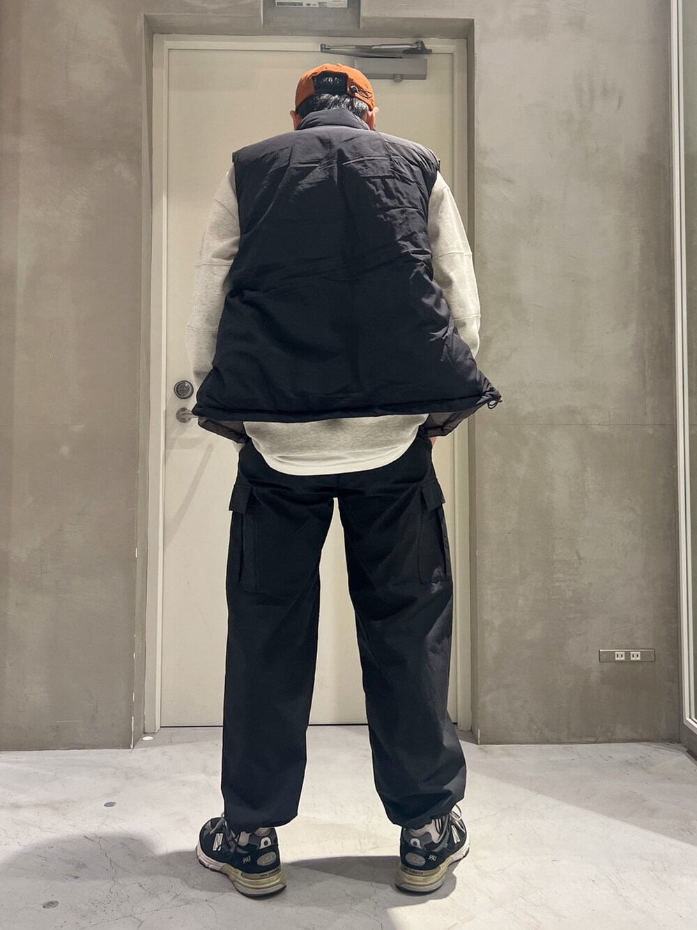 「ベスト、休日スタイル、スニーカー、スウェット、キャップ、ストリート、モノトーン、ビッグシルエット、カーゴパンツ、ワイドパンツ、大人コーデ、スポーツミックス、オトナカジュアル、お出かけコーデ、シンプルスタイル」｜「SEDAN ALL-PURPOSEのアイテム（キャップ、ブラウン系）」を使った、しょーへーさん（メンズ・175cm）の秋コーディネートの2枚目の写真