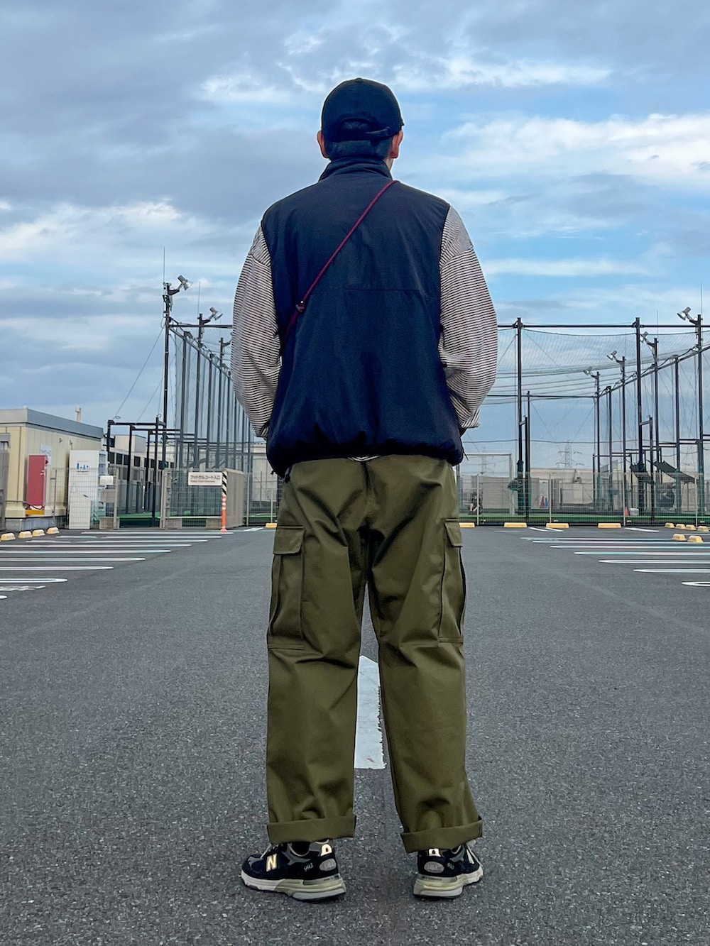 「ベスト、カーゴパンツ、ショルダーバッグ、お出かけコーデ、スポーツミックス、アウトドアスタイル、ワイドパンツ、休日スタイル、ロンT、スニーカー、キャップ、オトナカジュアル、初秋コーデ、ストリートコーデ、ゆるコーデ」｜「COMESANDGOESのアイテム（キャップ、ブラック系）」を使った、しょーへーさん（メンズ・175cm）の秋コーディネートの2枚目の写真