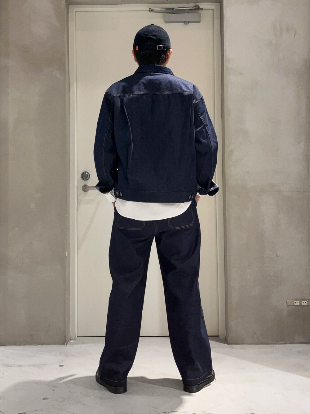 「デニム、秋服準備はじめました、セットアップ、韓国ファッション、休日スタイル、きれいめカジュアル、キャップ、ストリート、ビッグシルエット、リラックススタイル、秋冬コーデ、革靴、カジュアル、ラフ、ジャケットスタイル」｜「CIAOPANIC TYPYの□プレーントゥシューズ（ドレスシューズ、ブラック系）」を使った、しょーへーさん（メンズ・175cm）の秋コーディネートの2枚目の写真