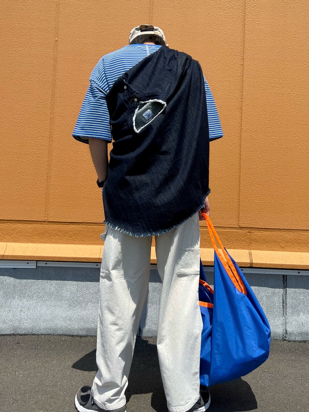 ブルー系のTシャツ/カットソー、ブルー系のシャツ/ブラウス、ホワイト系のTシャツ/カットソーを着用したメンズの夏コーディネートの2枚目の写真