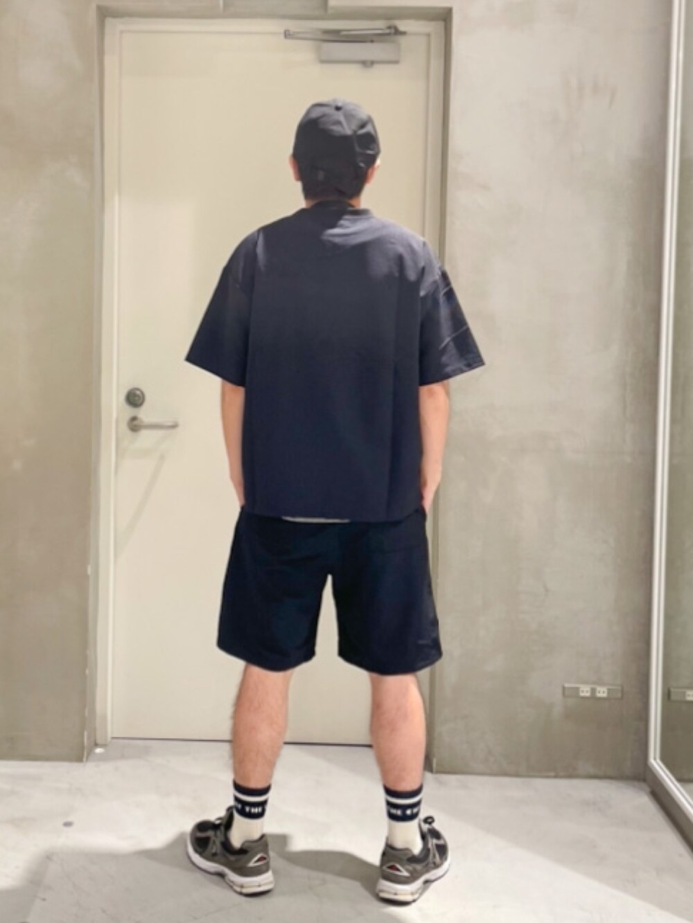 ブラック系のTシャツ/カットソー、ブラック系のショルダーバッグ、ブラック系のその他パンツを着用したメンズの夏コーディネートの2枚目の写真