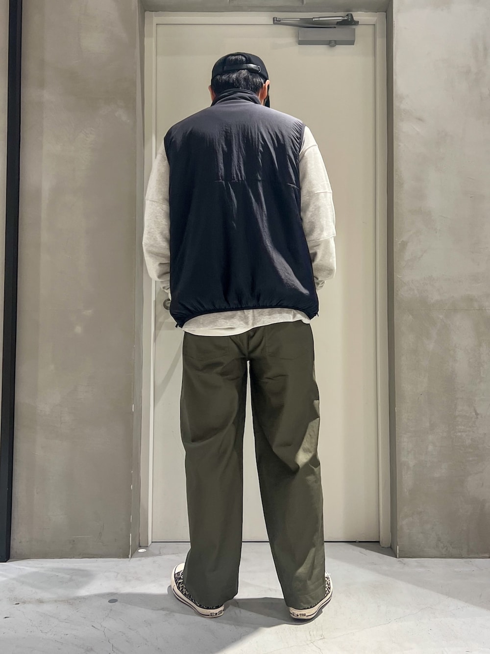 「ビッグシルエット、レイヤードスタイル、韓国ファッション、スウェット、お出かけコーデ、ベスト、ファッションを楽しもう、スニーカー、冬コーデ、コンバース、大人カジュアル、カジュアルコーデ、リラックススタイル、オーバーサイズ、ベイカーパンツ」｜「COMESANDGOESのアイテム（キャップ、ブラック系）」を使った、しょーへーさん（メンズ・175cm）の秋コーディネートの2枚目の写真