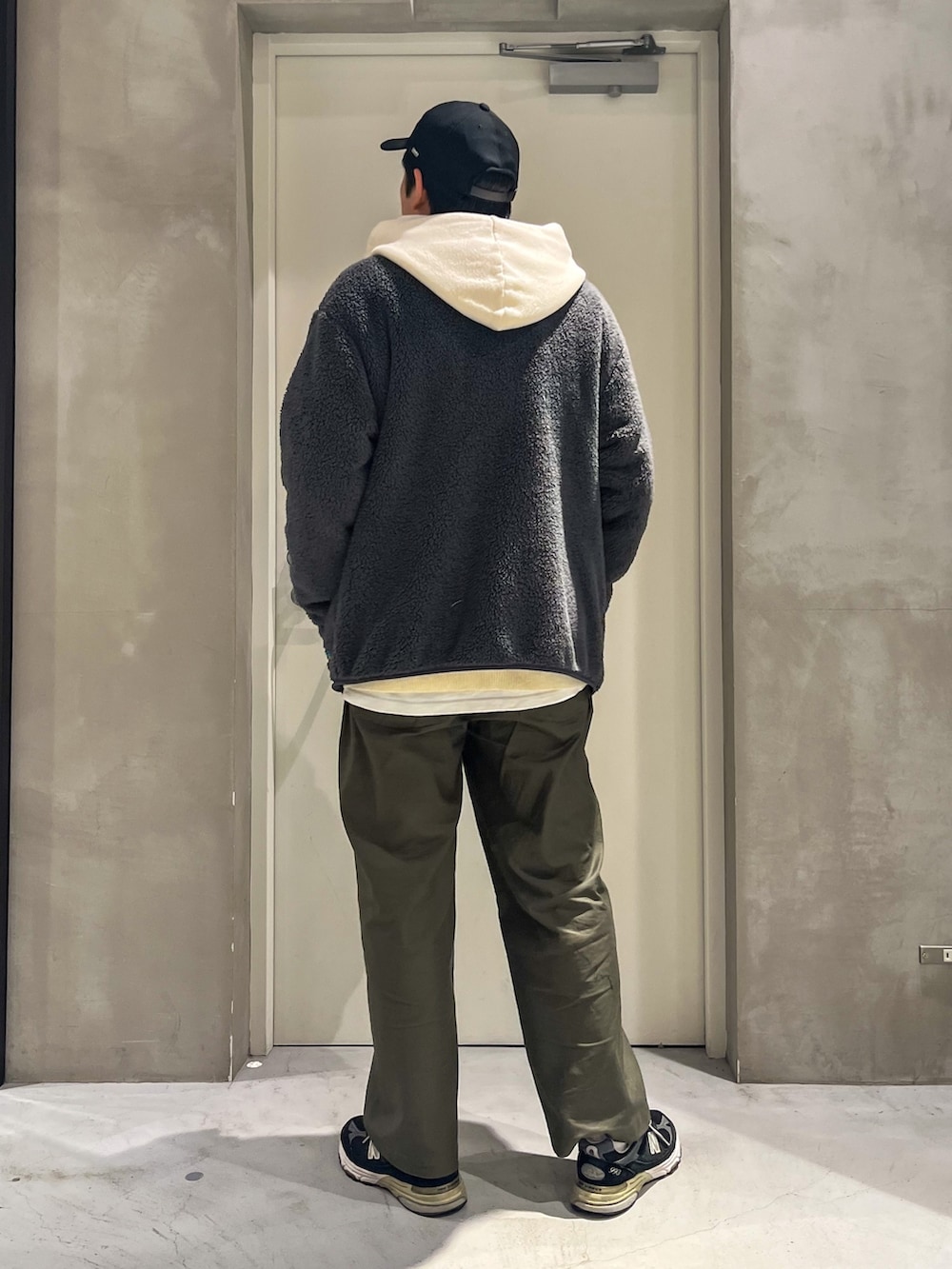 「重ね着ベストシーズン、ニット、キャップ、ストリート、カーディガン、ベイカーパンツ、モノトーン、ビッグシルエット、レイヤードスタイル、スウェット、お出かけコーデ、スニーカー、パーカー、ゆるコーデ、シンプルコーデ」｜「COMESANDGOESのアイテム（キャップ、ブラック系）」を使った、しょーへーさん（メンズ・175cm）の秋コーディネートの2枚目の写真