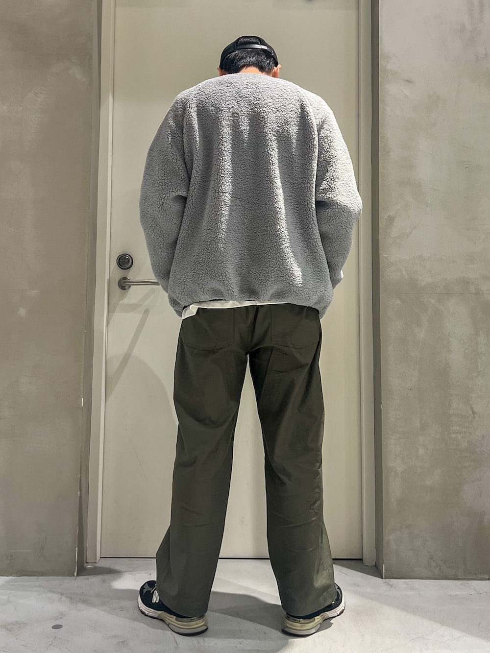 「キャップ、ストリート、カーディガン、ベイカーパンツ、Coming soon...、モノトーン、ビッグシルエット、お出かけコーデ、今日のコーデ、シンプル、大人カジュアル、リラックススタイル、秋のコーデ、ゆるコーデ、ボア」｜「COMESANDGOESのアイテム（キャップ、ブラック系）」を使った、しょーへーさん（メンズ・175cm）の秋コーディネートの2枚目の写真