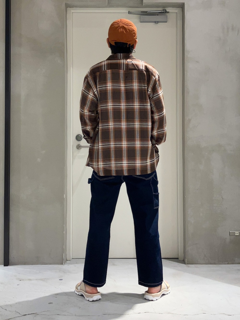 「デニム、サンダル、シャツスタイル、ストリート、秋服準備はじめました、ロゴT、カラー×コーデ、ブラウン、休日スタイル、チェック、カジュアルコーデ、シンプルスタイル、白Tシャツ、オーバーサイズ、大人カジュアル」｜「SEDAN ALL-PURPOSEのアイテム（キャップ、ブラウン系）」を使った、しょーへーさん（メンズ・175cm）の夏コーディネートの2枚目の写真