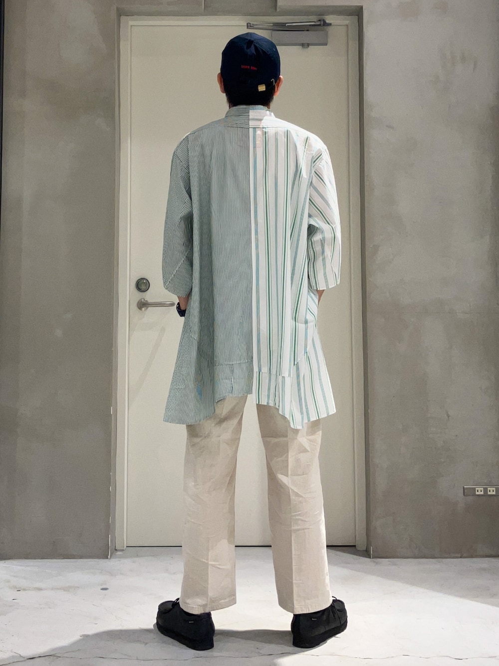 グリーン系のシャツ/ブラウス、ホワイト系のデニムパンツ、ブラック系のモカシン/デッキシューズを着用したメンズの夏コーディネートの2枚目の写真