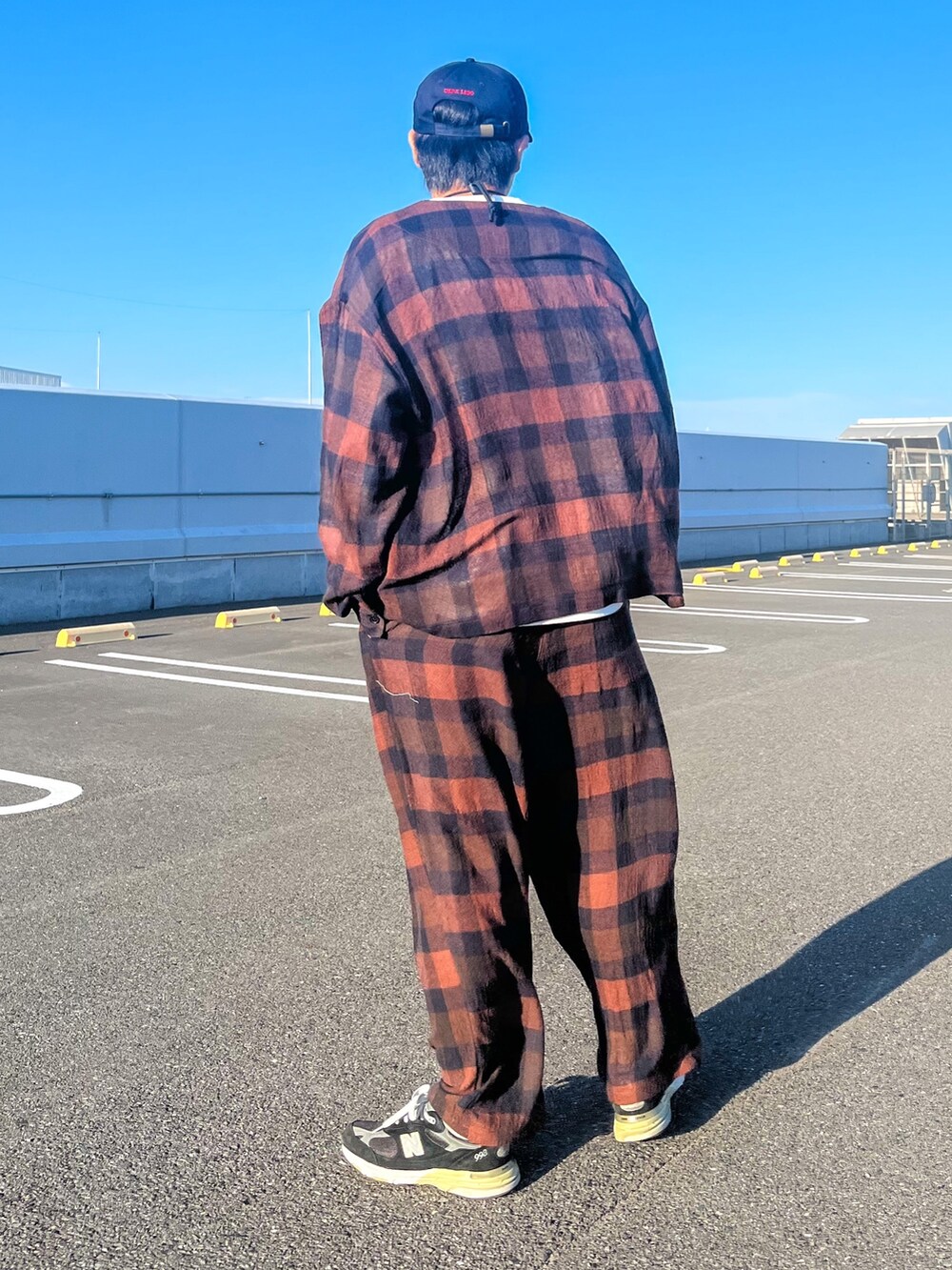 「スニーカー、キャップ、ストリート、秋コーデ、ショルダーバッグ、スニーカーコーデ、ジャケットスタイル、お出かけコーデ、カーディガン、セットアップ、ワイドパンツ、ブラウン、休日スタイル、ゆるコーデ、ビッグシルエット」｜「U.S. POLO ASSN.の【U.S. POLO ASSN/ユーエスポロアッスン】ワンポイント刺繍ツイルキャップ（キャップ、ブルー系）」を使った、しょーへーさん（メンズ・175cm）の秋コーディネートの2枚目の写真