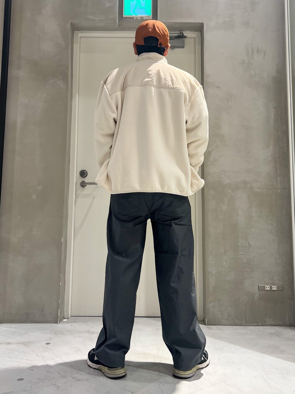 「スウェット、ワイドパンツ、休日スタイル、スニーカー、キャップ、ストリート、モノトーン、ビッグシルエット、ベイカーパンツ、フリース、大人コーデ、ゆるコーデ、大人カジュアル、カジュアルコーデ、秋コーデ」｜「SEDAN ALL-PURPOSEのアイテム（キャップ、ブラウン系）」を使った、しょーへーさん（メンズ・175cm）の秋コーディネートの2枚目の写真
