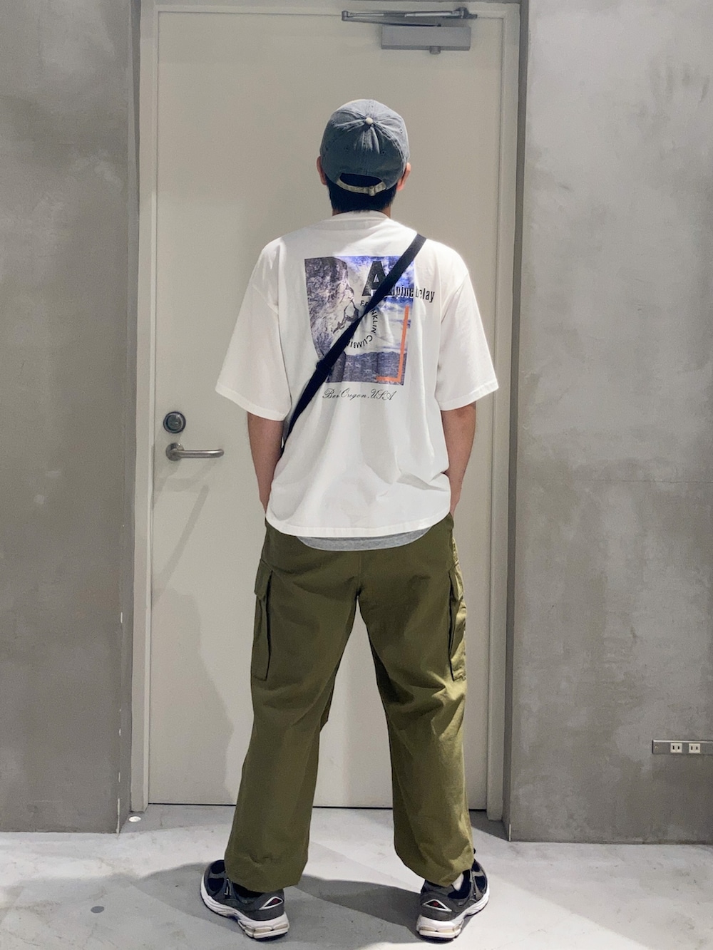 「夏だ！Tシャツ着よう！、古着MIX、スニーカー、ショルダーバッグ、夏コーデ、休日スタイル、ストリート、ビッグシルエット、お出かけコーデ、大人カジュアル、おしゃれさんと繋がりたい、カーゴパンツ、みんなの白Tフェス、白Tシャツ、ミリタリー」｜「ROTHCOのアイテム（ショルダーバッグ、ブラック系）」を使った、しょーへーさん（メンズ・175cm）の夏コーディネートの2枚目の写真