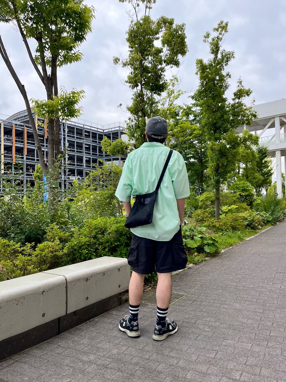 グリーン系のシャツ/ブラウス、ブラック系のショルダーバッグ、ホワイト系のTシャツ/カットソーを着用したメンズの夏コーディネートの3枚目の写真
